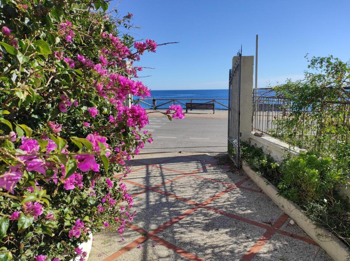 Nido Lungomare, e sei in spiaggia... Cala Gonone Esterno foto